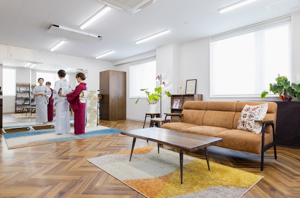 やわらかな光が差し込む着付Salon ティーニーの店内